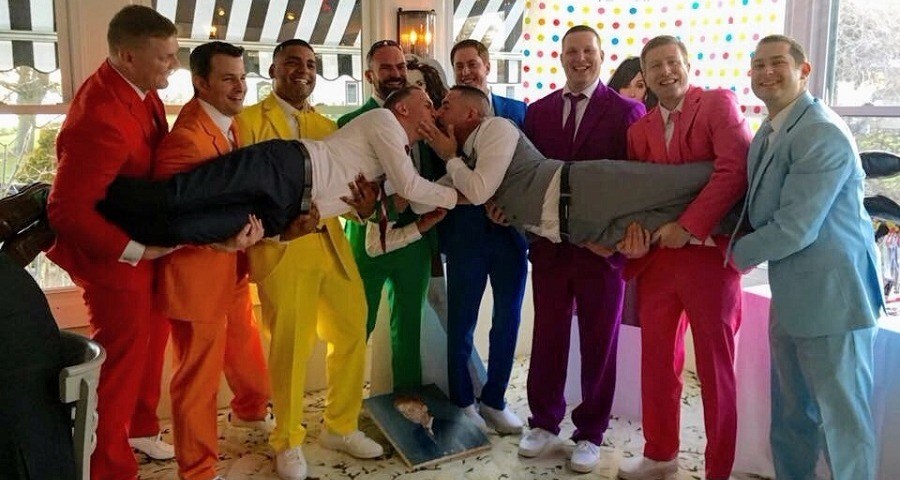 Padrinhos do casamento de John e Tedd Ebberts usam ternos coloridos em homenagem aos noivos