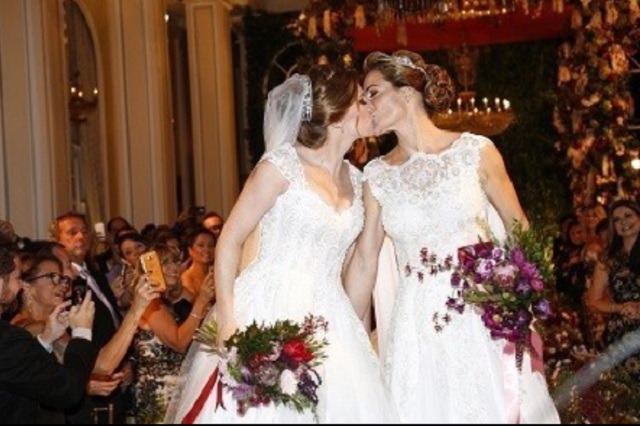 As noivas Roberta Gradel e Priscila Raab foram as primeiras lésbicas a celebrarem o casamento no Copacabana Palace Hotel