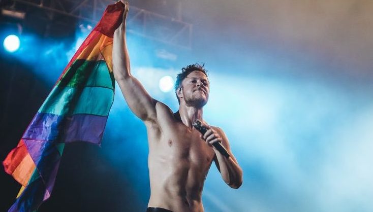 Vocalista do Imagine Dragons, Dan Reynolds hastea bandeira do arco-íris em show no Lollapalooza