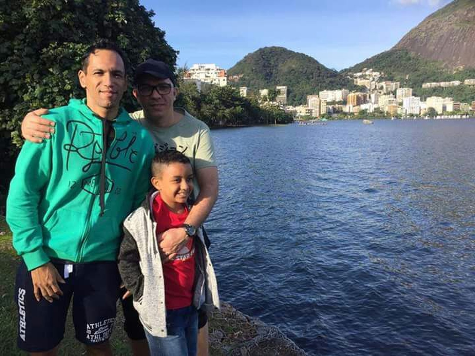 João Victor, de 11 anos, vive com os pais Fernando e Marcelo