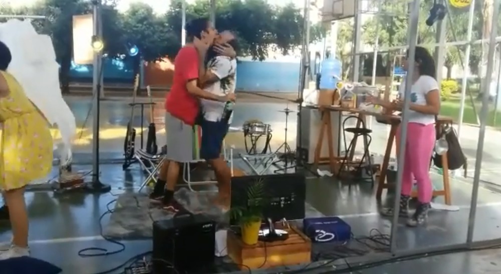 Cena de beijo gay de peça encenada em escola estadual em SP