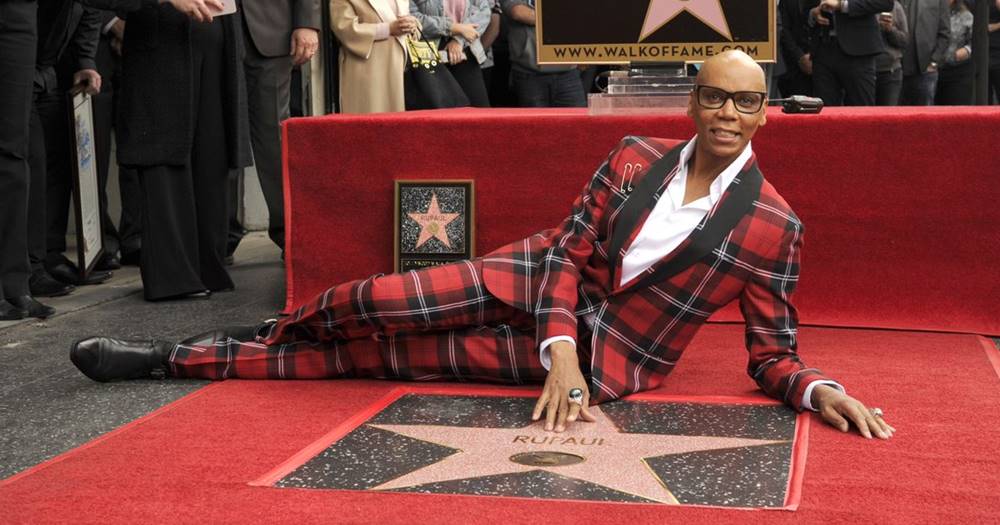 A drag queen RuPaul exibe sua estrela na Calçada da Fama