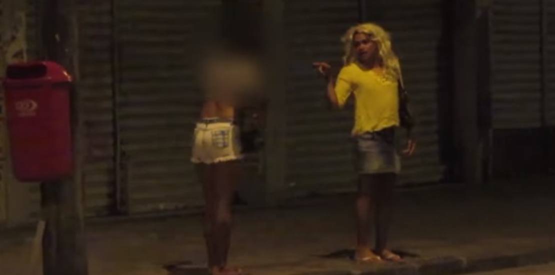 Em vídeo, youtuber mostra momento que levou golpes de faca da travesti