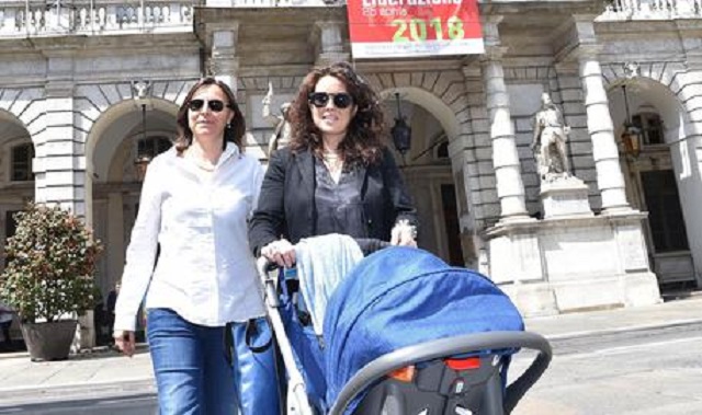 Chiara Foglietta e Micaela Ghisleni com o filho gerado por fertilização e impedido de ser registrado na Itália