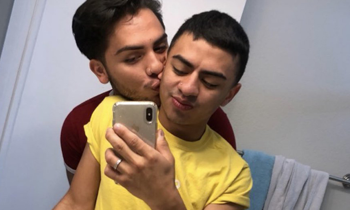 Filho mostra foto de namorado ao pai que aceita sexualidade