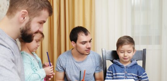 Pais gays estudam com filhos