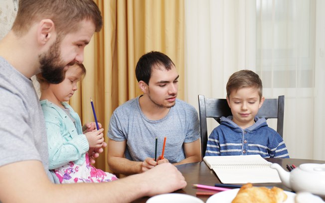 Pais gays estudam com filhos