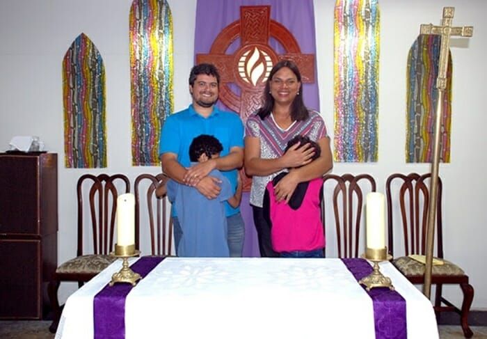 A pastora Alexya Salvador, o marido e os filhos