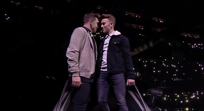 Casal gay dança durante apresentação da Irlanda no Eurovision