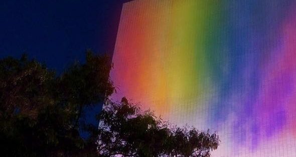 Ministério de Direitos Humanos iluminado cores LGBT