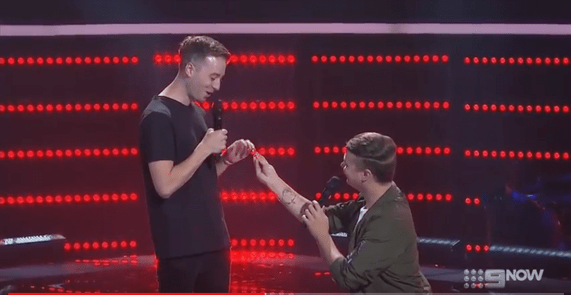 Candidato do The Voice Austrália pede namorado em casamento no palco do programa
