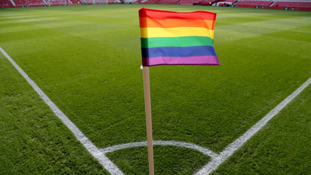 Bandeira LGBT em estádio