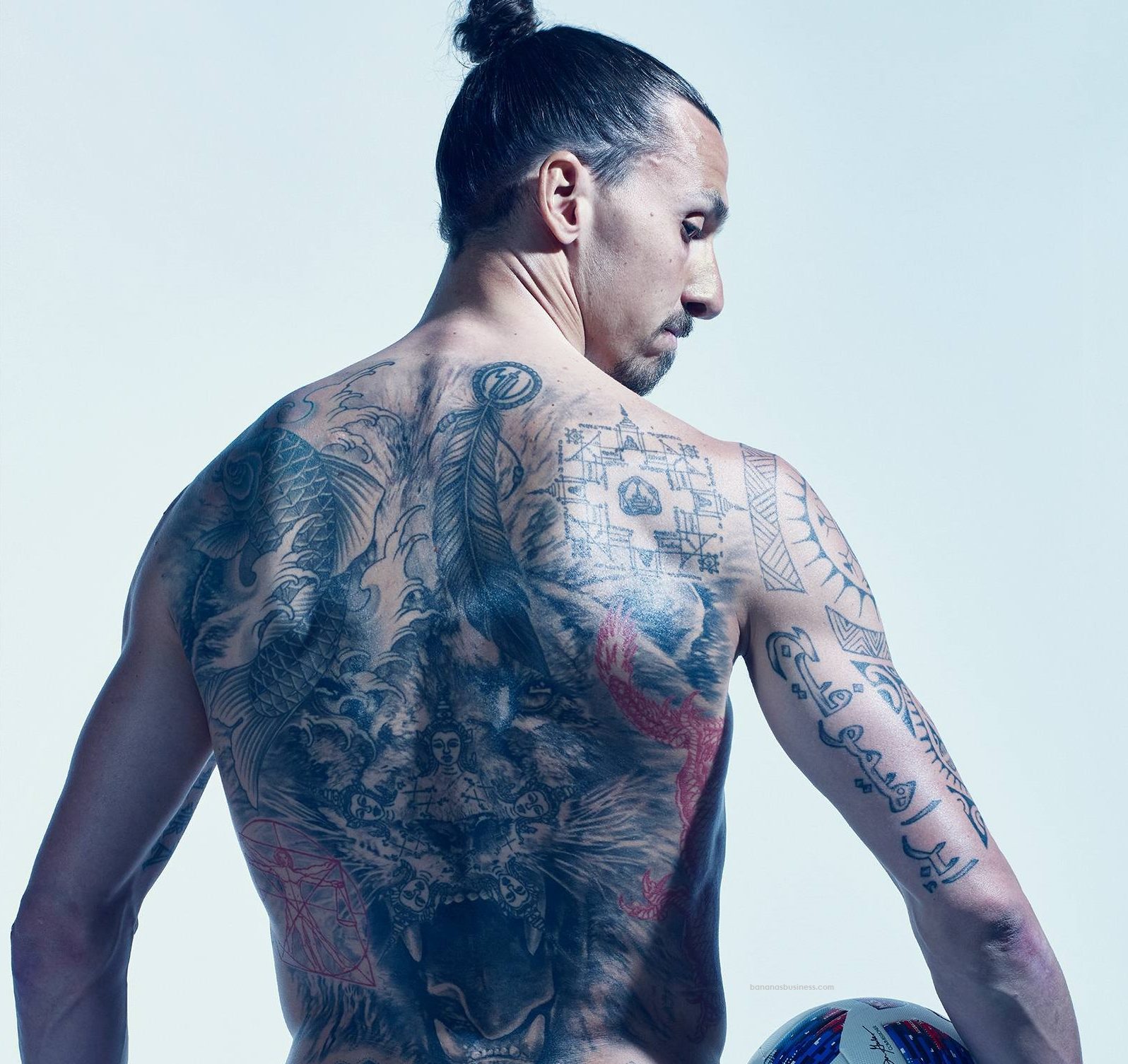 O jogador sueco Zlatan-Ibrahimovic posa nu para edição especial da ESPN