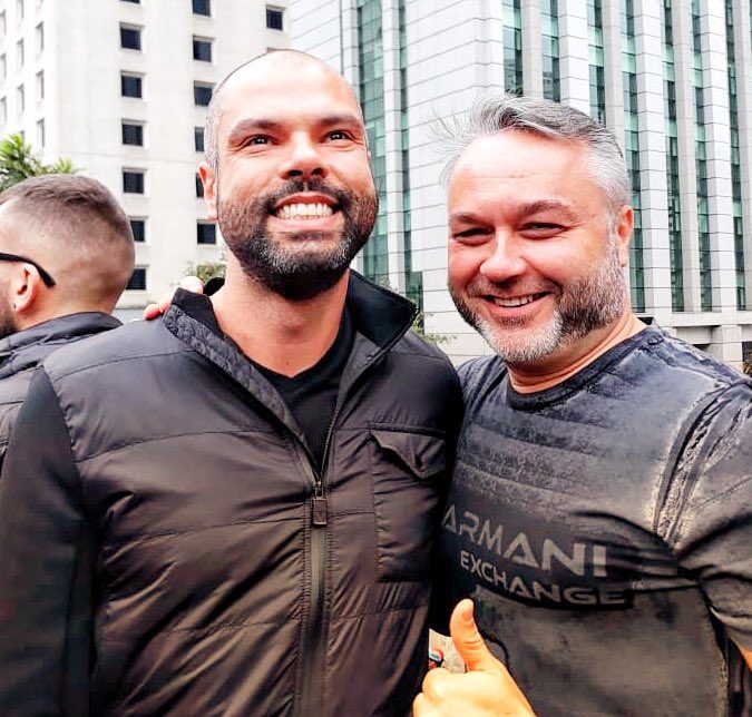 O prefeito de São Paulo Bruno Covas (à esquerda) na Parada do Orgulho LGBT de São Paulo