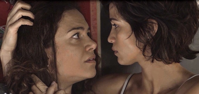O casal lésbico formado por Selma (Carol Fazu) e Maura (Nanda Costa) em Segundo Sol