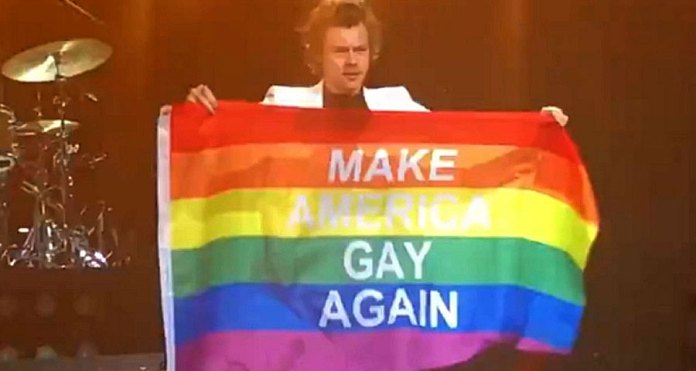 O cantor Harry Styles hasteia bandeira LGBT durante show