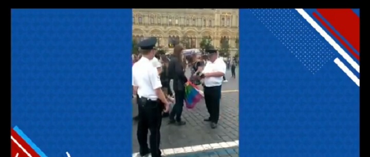 Policiais russos apreendem bandeira LGBT de torcedora da Copa do Mundo