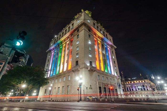 Prefeitura de São Paulo ilumina sede com cores da bandeia LGBT