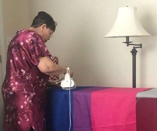 Vovó passa bandeira do Orgulho Bisexual da neta