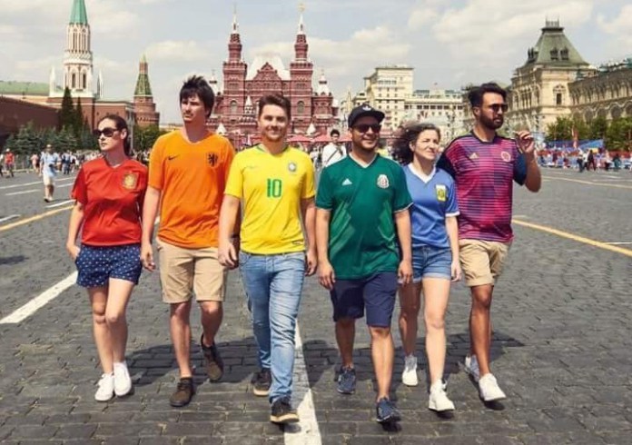 Ativistas formam manifesto com cores da bandeira arco-íris