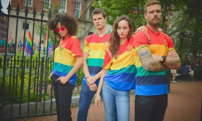 Grupo de ativistas lança camisa de futebol que une Copa com movimento LGBT