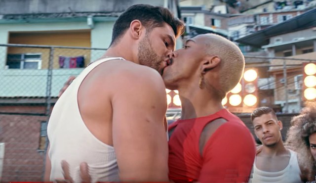 O cantor Nego do Borel beija modelo em seu novo clipe