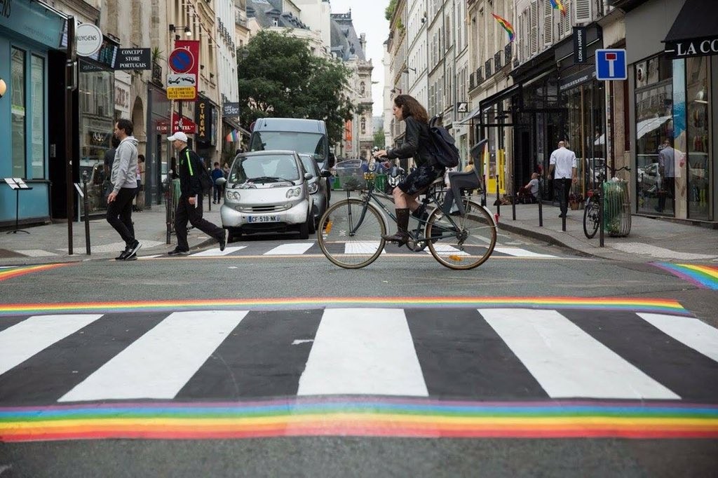 Faixa de pedestres nas cores do arco-íris em Paris