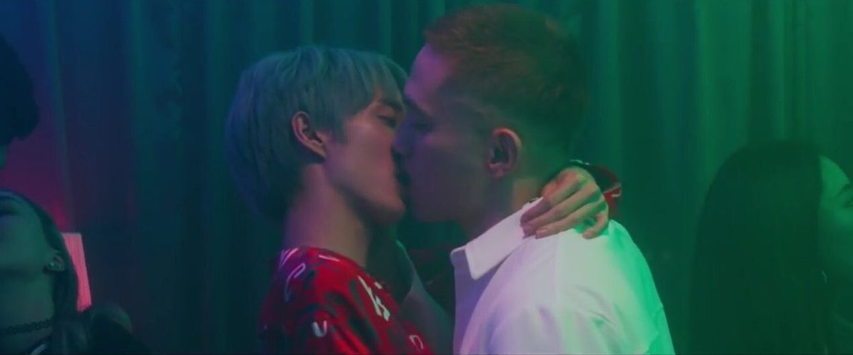 Cantor de k-pop Holland dá beijo gay em novo clipe