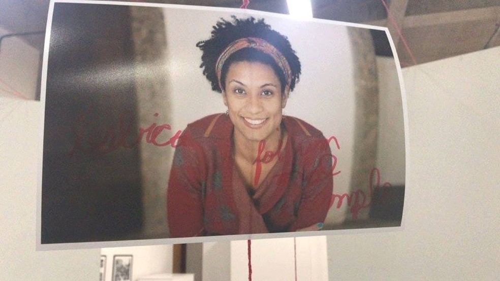 Uma foto da vereadora Marielle Franco em exposição foi alvo de vandalismo em Maringá