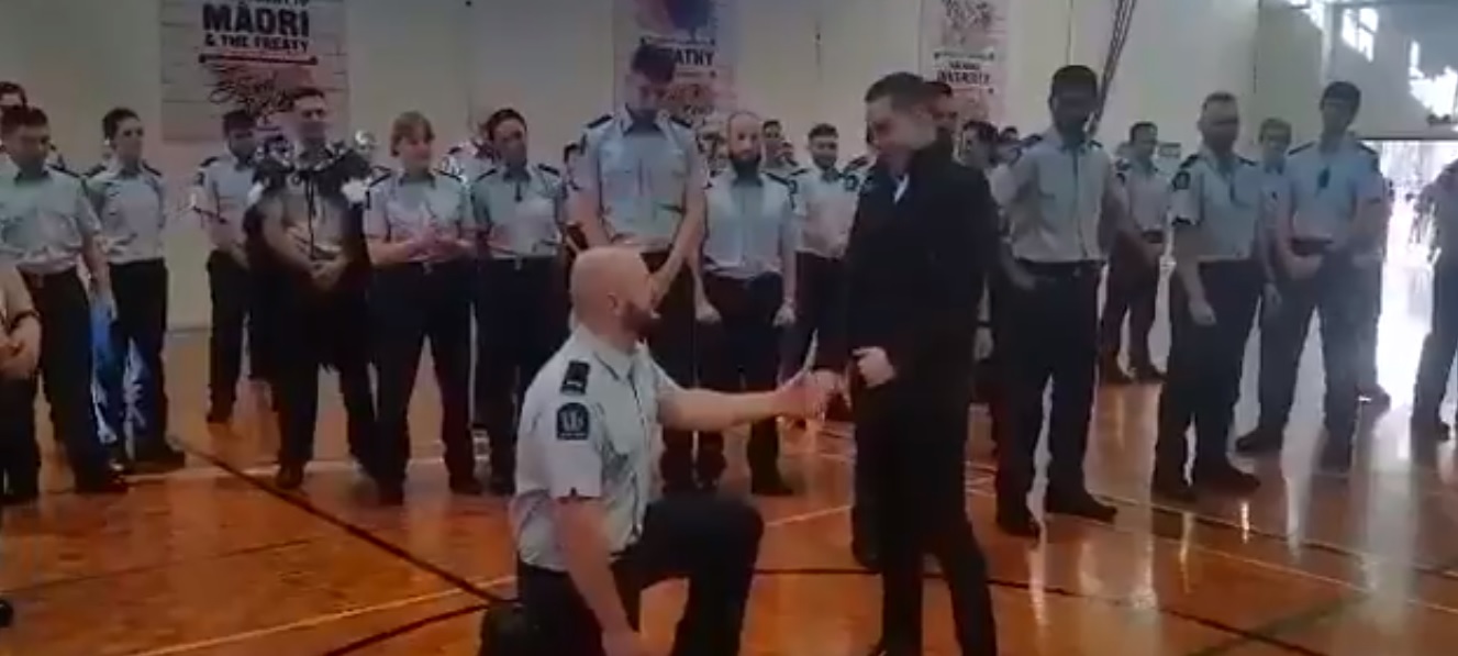 Policial na Nova Zelândia pede namorado em casamento durante sua formatura
