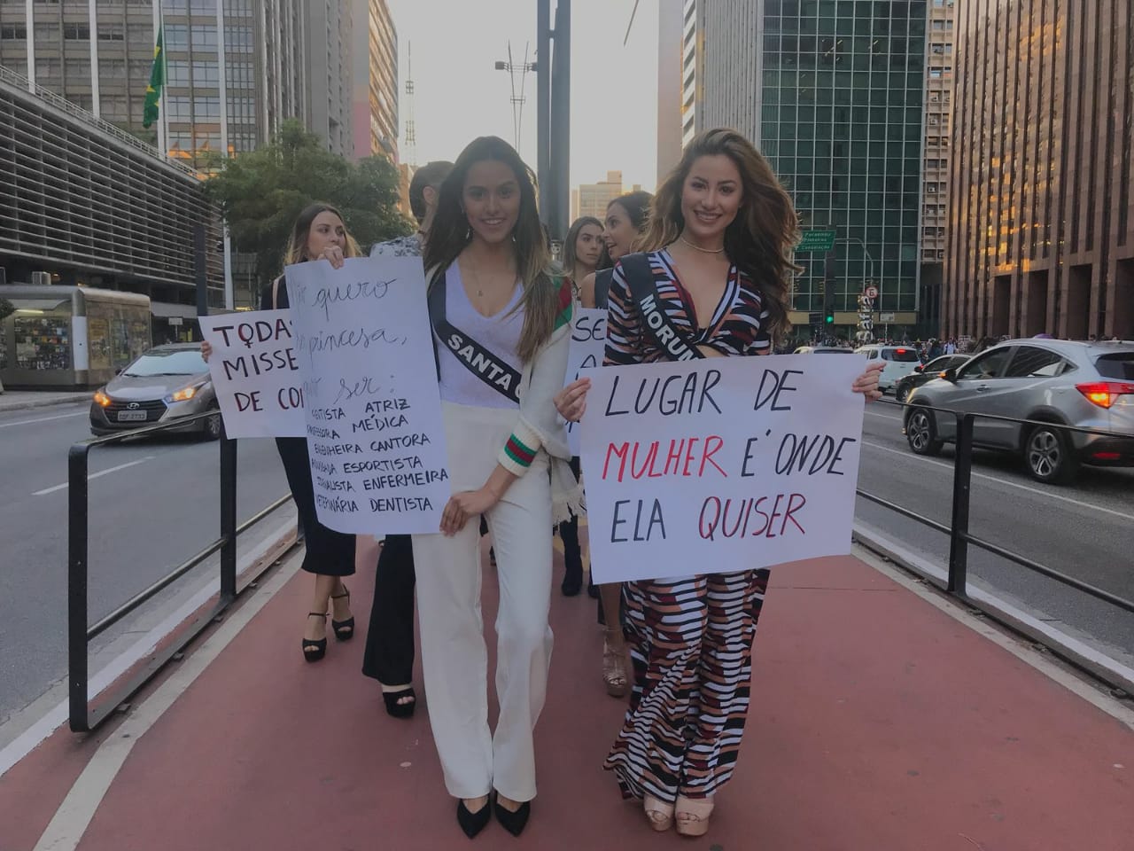Candidatas do Miss São Paulo protestam contra Feminicídio na avenida Paulista