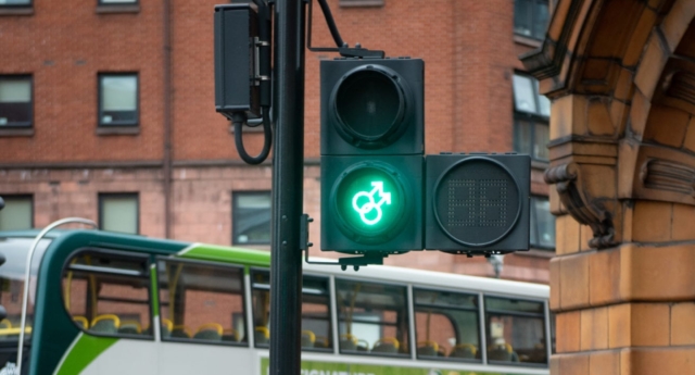 Semáforos de Manchester ganham projeção especial para celebrar Orgulho LGBT