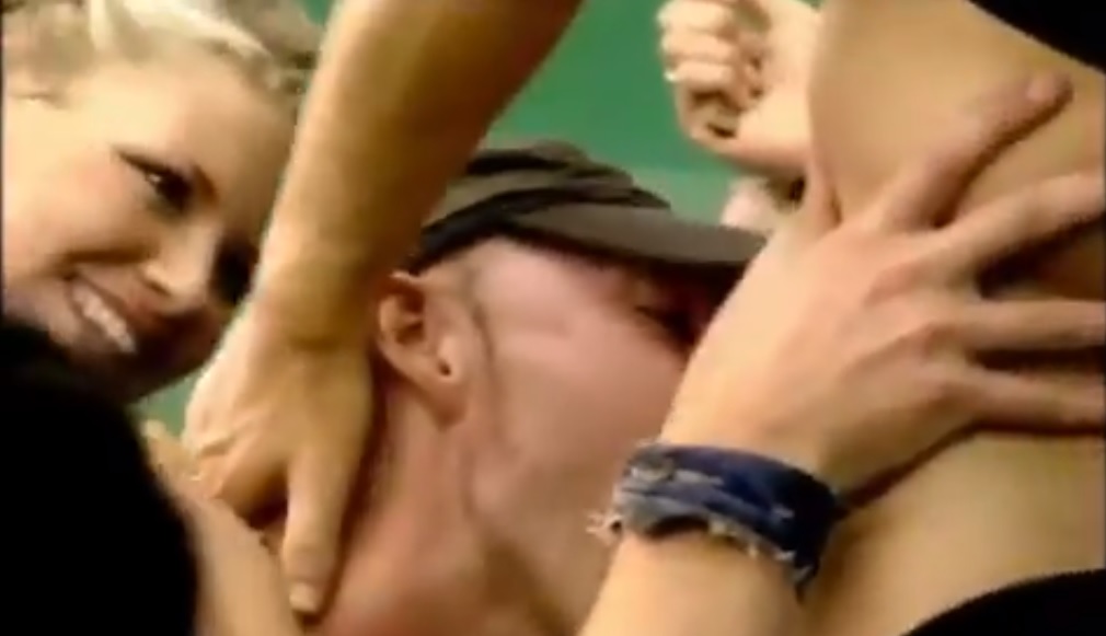 Participante faz beijo grego em outro no Big Brother UK