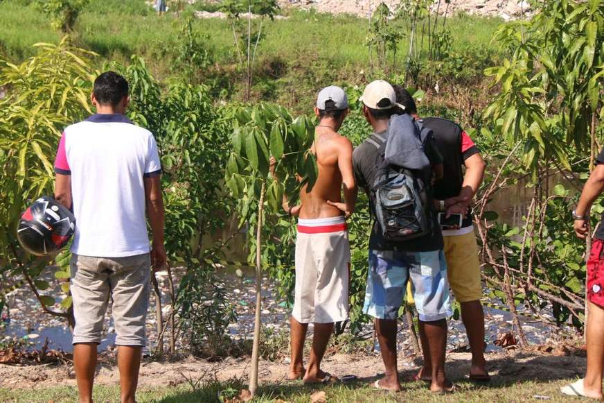 Corpo de travesti em decomposição é encontra boiando em rio de Manaus