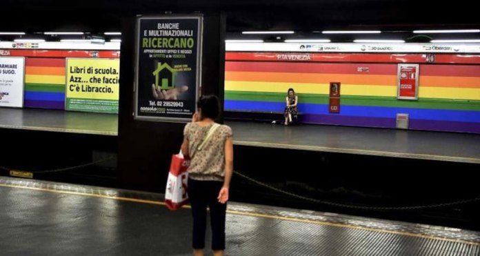 Estação da linha 1 do metrô de Milão com adesivos do arco-íris