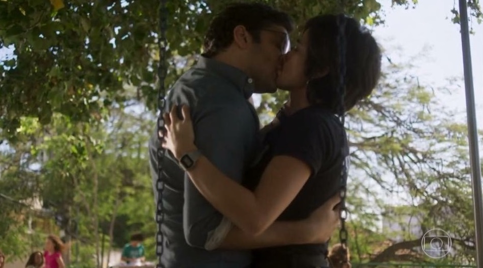 Maura (Nanda Costa) e Ionan (Armando Babaioff) se beijam em Segundo Sol