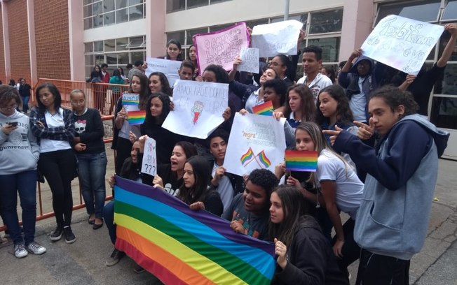 Alunos protestam contra escola que advertiu casal gay