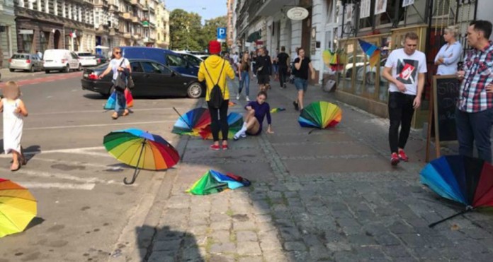 Homofóbicos invadem feira LGBT na Polônia