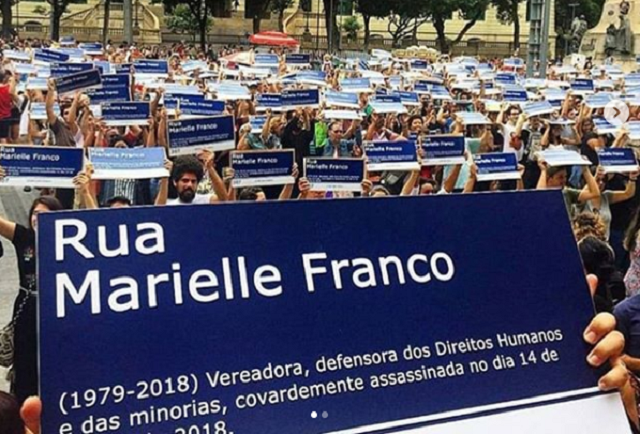 Placas em homenagem à Marielle Franco em ato no Rio
