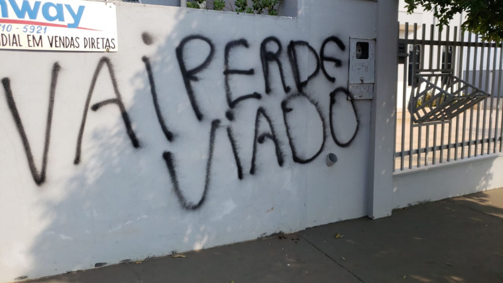 Homofóbicos picham muro da casa de candidato estadual Maurício Gomes