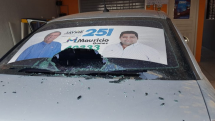 Candidato a Deputado Estadual Maurício Gomes teve carro atingido por pedra em ato homofóbico