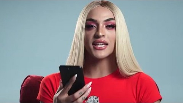 A drag queen Pabllo Vittar em vídeo para Quebrando o tabu