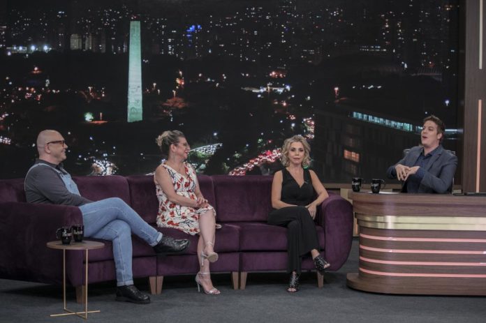 Fábio Porchat entrevista colunistas de famosos Keila Jimenez, Felipeh Campos e Márcia Piovesan