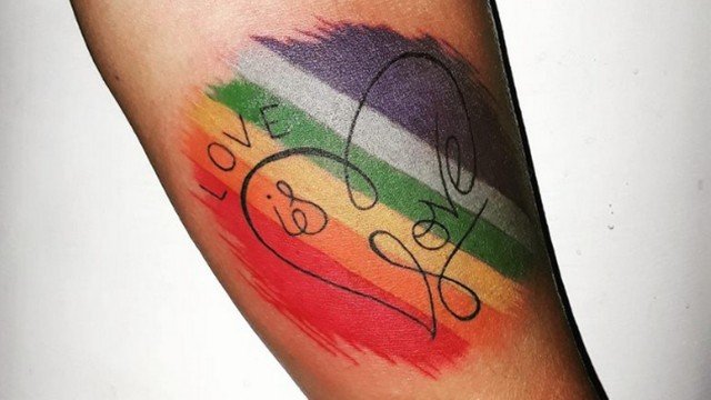Mãe surpreende filhas transexuais com tatuagem de arco-íris: 'Amor é amor'