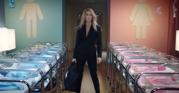 A cantora Céline Dion no anúncio da sua linha de roupas agênero para crianças