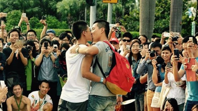 Casal gay se beija em Hong Kong