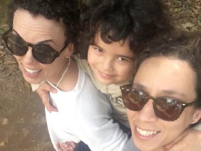 Thalita Carauta com filho e companheira