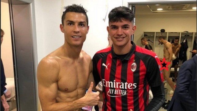 Foto de jogador do Milan com Cristiano Ronaldo tem flagra de zagueiro pelado