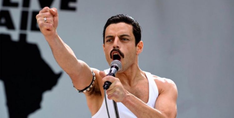 Rami Malek interpretando Freddie Mercury em Bohemian Rhapsody