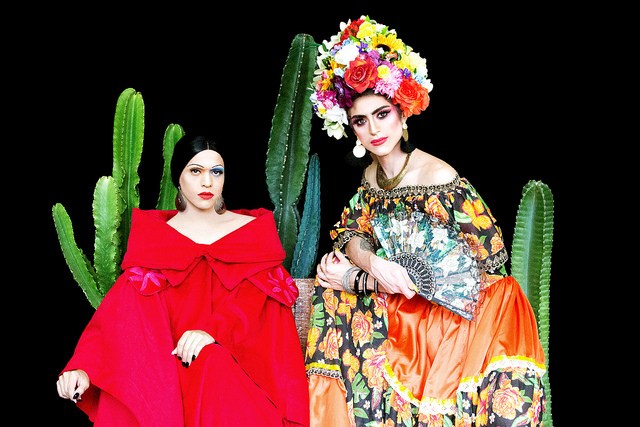 As drags Andy Vidade e Naomi Kahlo como Tarsila do Amaral e Frida Kahlo no Calendário